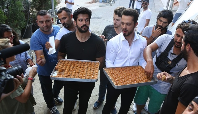 Burak Özçivit ve Murat Boz’dan ''Kardeşim Benim'' set ekibine sürpriz!