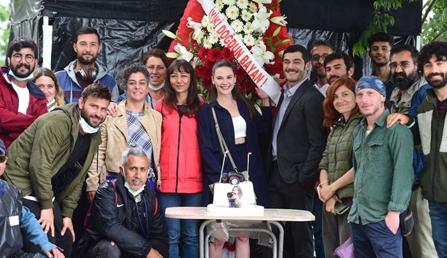 Alina Boz’a Maraşlı setinde sürpriz doğum günü kutlaması düzenlendi!
