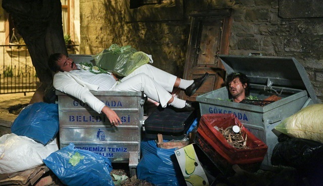 Ata Demirer ve İlker Aksum, Hedefim Sensin filmi için kendilerini çöp kutusunda buldu! 