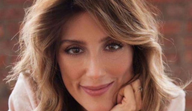 Jennifer Esposito, Shonda Rhimes'ın Netflix dizisi Inventing Anna'nın kadrosunda