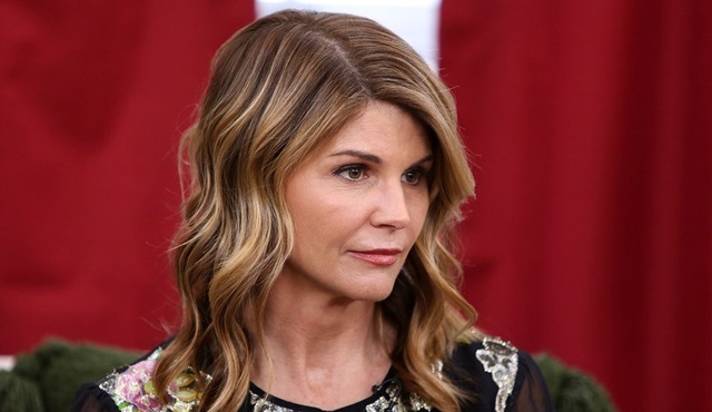 Lori Loughlin, rüşvet skandalının ardından Hallmark Channel'daki projelerinden kovuldu