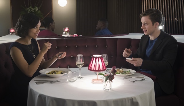 Black Mirror'ın dördüncü sezon bölümlerinden Hang The DJ'in kamera arkası görüntüleri yayınlandı! 