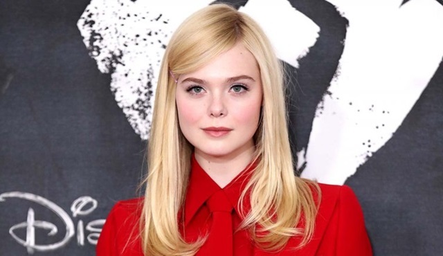 Elle Fanning, The Girl From Plainville dizisinin başrolünü de üstlendi