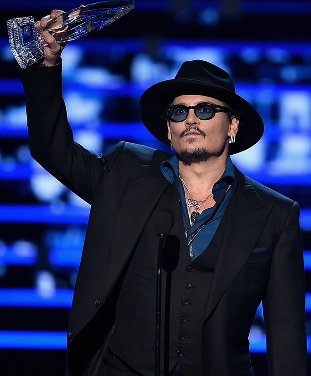 People's Choice Awards'ta hangi ünlü ne giydi?