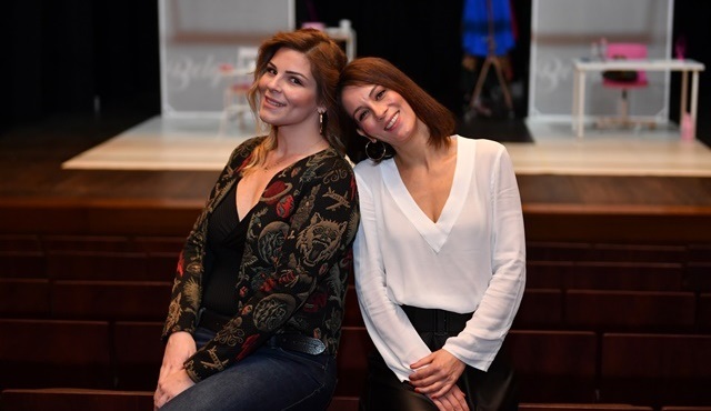 Duygu Asena’nın kitabından uyarlanan Aslında Özgürsün oyunu prömiyer yaptı!