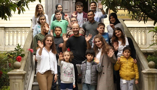 Rıza Kocaoğlu, Tohum Otizm Vakfı’nın okulunda öğrencilerle bir araya geldi!
