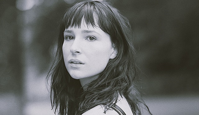 Shelby Flannery, The 100'ın ana kadro oyuncusu oldu
