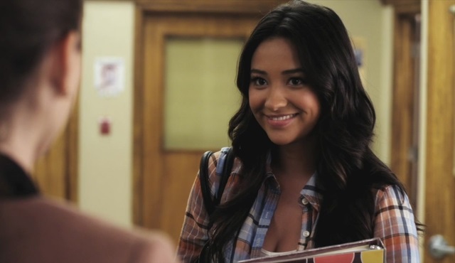 Çirkin sırları olan tatlı bir kıza asla güvenme!