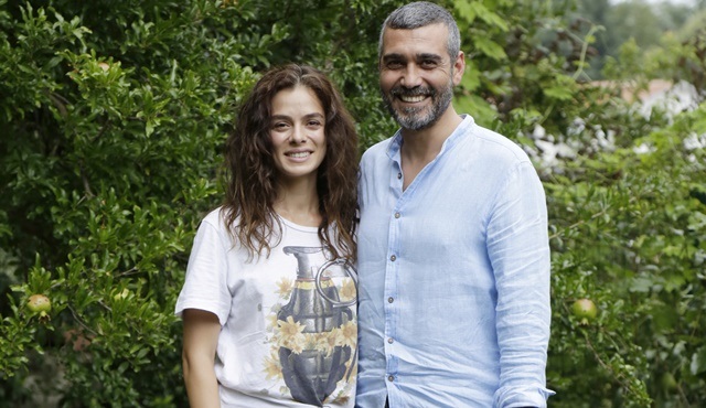 FOX'un yeni dizisinde başrolleri Özge Özpirinçci ve Caner Cindoruk paylaşacak!