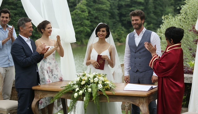 Cesur ve Güzel'de aşıklar, sonunda evlenerek mutlu günlere yelken açtı!