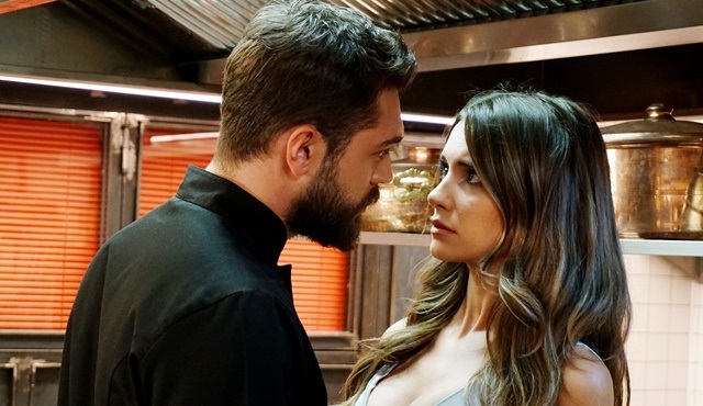 Tatlı İntikam | Sinan's decision to stay throws Pelin off balance 
