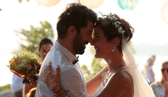 Bir Aşk İki Hayat filminin romantik düğün sahnesi çok konuşulacak!