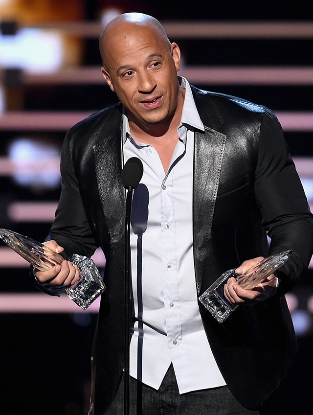 People's Choice Awards'ta hangi ünlü ne giydi?