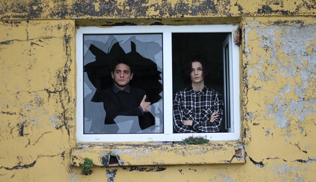 Sercan Badur ve Büşra Develi'den yeni oyun “Burada.Bugün” prömiyer yapıyor!