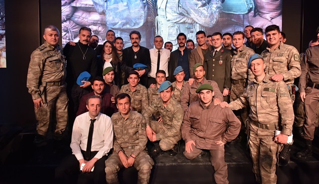 İsimsizler ekibi ilk bölümü askerlerle birlikte izledi!