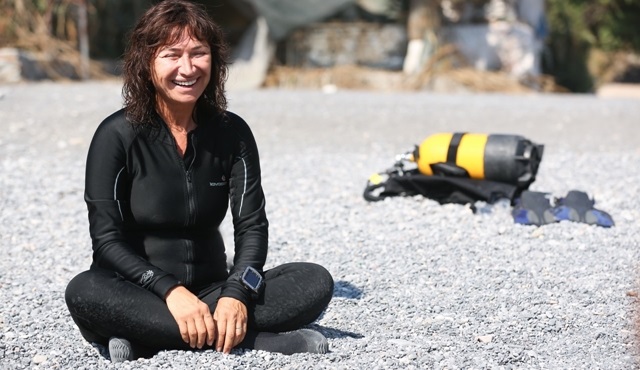 Demet Akbağ, ‘Nadide Hayat’ filmi için su altında kamera karşısına geçti!