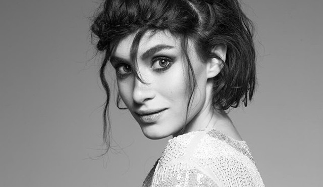 Rengârenk kadın: Hande Doğandemir!