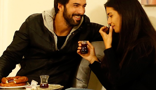 Simit, çay ve Elif Denizer varsa Ömer'e her yer cennet galiba
