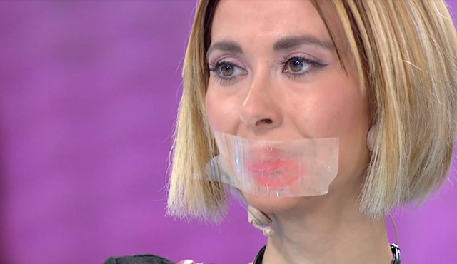 Nur Yerlitaş, Özlem'in ağzını bantladı!