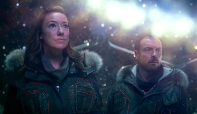 Lost in Space: Robinson ailesi uzayın derinliklerinde zorluklarla nasıl başa çıktıklarını anlatıyor!