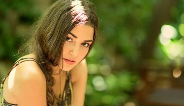 Güllerin içinden gelen kadın: Hande Erçel!