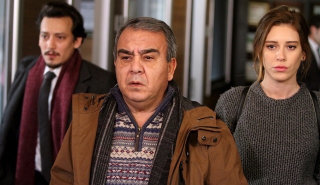 Masaya bir tabak daha koy kızım
