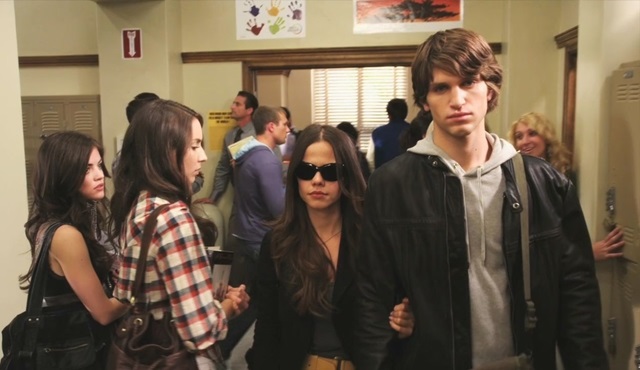 Çirkin sırları olan tatlı bir kıza asla güvenme!