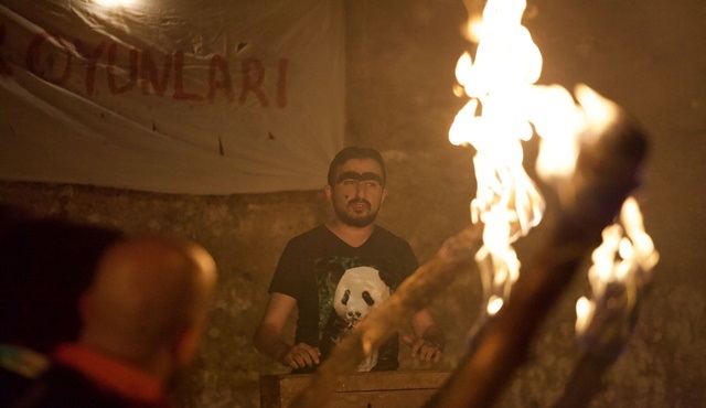 Cumali Ceber 2 filminden Survivor yarışmasına gönderme!
