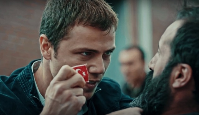 Söz: Biz bu bayrağa sevdalıyız