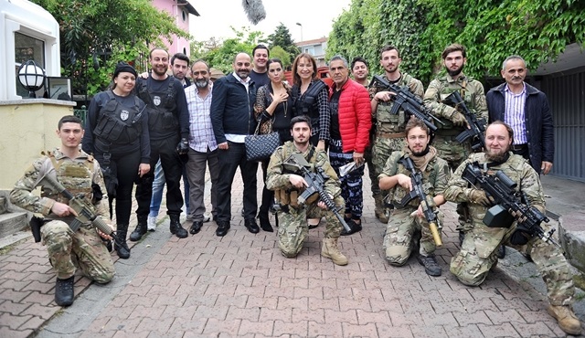 Demet Akbağ ve şaka çetesi iş başında!