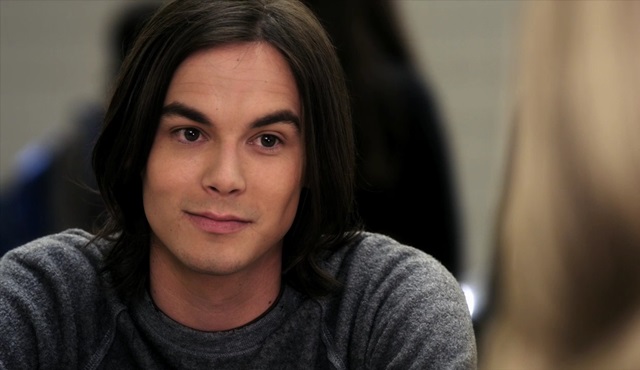 Çirkin sırları olan tatlı bir kıza asla güvenme!