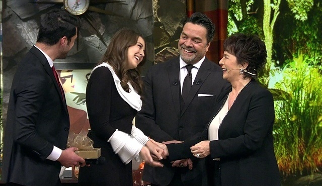 Hıçkırık’ın Nalan ve Kenan’ı Hülya Koçyiğit ile Beyaz Show’da bir araya geldi!