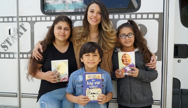 Deli Gönül dizisi ekibi Antakya Şenköy’deki çocukları sevindirdi!