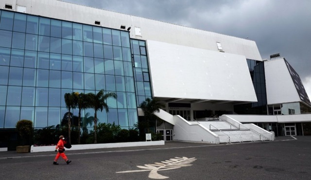 Cannes'ın etkinlik merkezi Palais des Festivals evsizler için barınağa dönüştürüldü