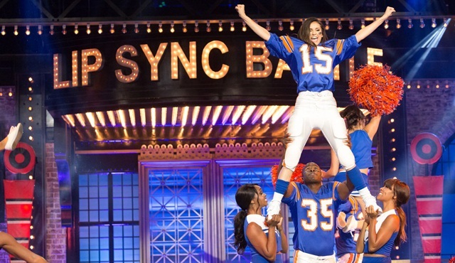 Lip Sync Battle'da bu hafta Nina Dobrev ve Kaley Cuoco sahnede!