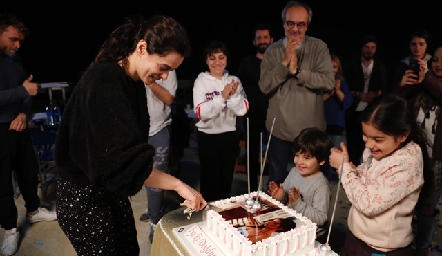 Özge Özpirinçci'ye Kadın setinde doğum günü sürprizi!
