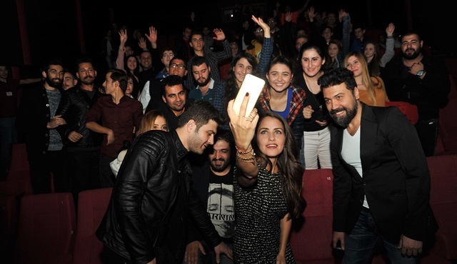 ‘Git Başımdan’ın oyuncuları Bursa’da seyirciyle buluştu! 