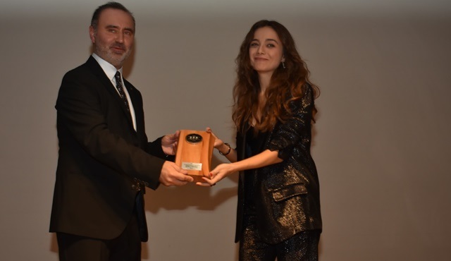 Damla Sönmez, Eskişehir Uluslararası Film Festivali'nde “Yılın Performansı” ödülünü aldı!