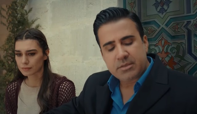 Emrah, Aşk ve Mavi dizisinde Kırmızı Gül Demet Demet türküsünü seslendirdi!
