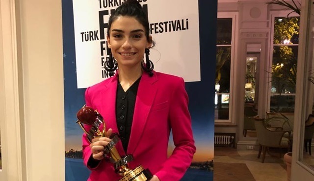Hazar Ergüçlü, Kar filmiyle En İyi Kadın Oyuncu ödülüne layık görüldü!