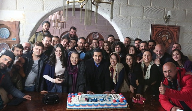 Aşk ve Mavi ekibi reyting birinciliğini kutladı!