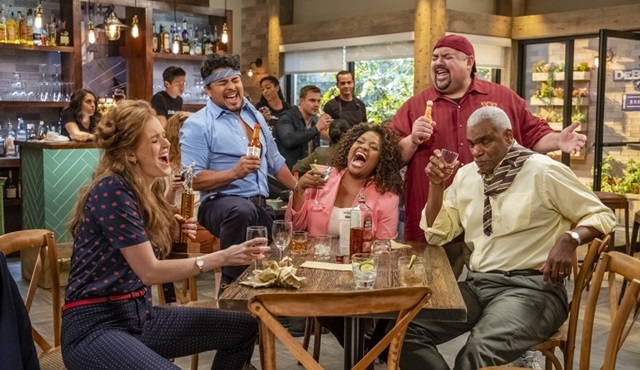 Netflix, Mr. Iglesias dizisine 2. sezon onayı verdi