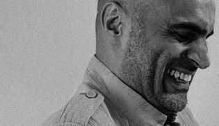 Alper Kul'dan tek kişilik tiyatro oyunu: Çok Tatlı Bi Hikaye Ama Finalde Üzüyor Az Biraz