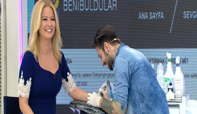 Müge Anlı, başlattığı proje için canlı yayında sevgi izi yaptırdı!