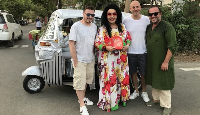 Dünya Güzellerim için Hindistan’a giden ekipten ilk fotoğraf Diva Bülent Ersoy’dan geldi!