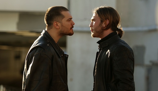 İçerde'de Sarp ve Mert, Mustafa için güçlerini birleştiriyor!