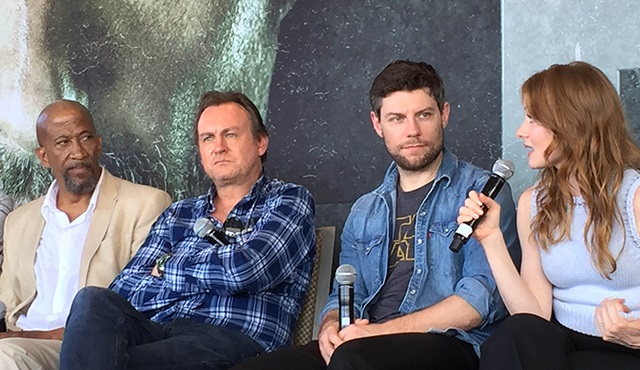 Outcast: Patrick, dayak yeme konusunda çok başarılı!