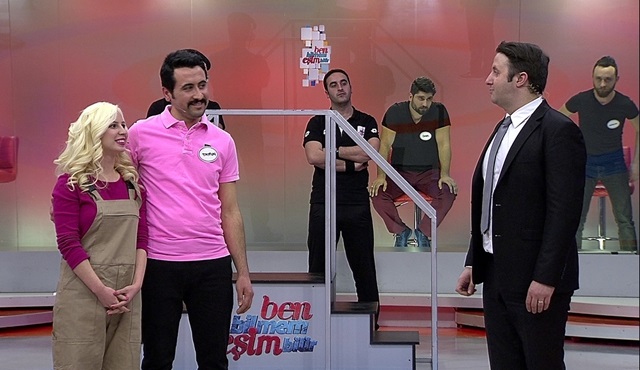 Ben Bilmem Eşim Bilir'de yarışmacı çiftin pembe düşkünlüğü!