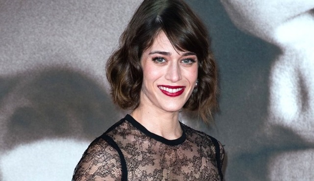 Lizzy Caplan, Apple'ın Are You Sleeping dizisinin kadrosuna katıldı
