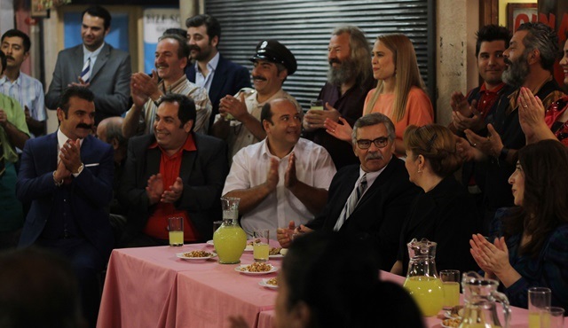 The Eighties | Çınaraltı hosts Nurten and Seyfi's engagement party 